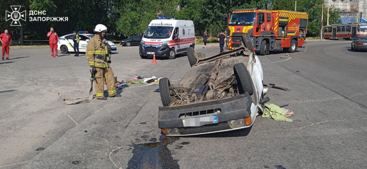 У Запоріжжі автівка перекинулася на дах - постраждали водій та пасажир (фото)