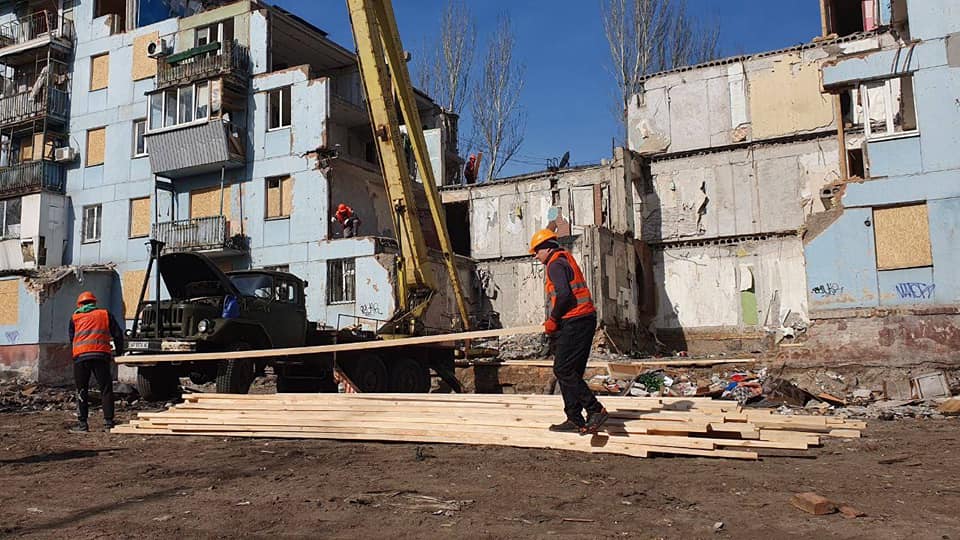 У Запоріжжі консервують залишки зруйнованої 2 березня багатоповерхівки - фото