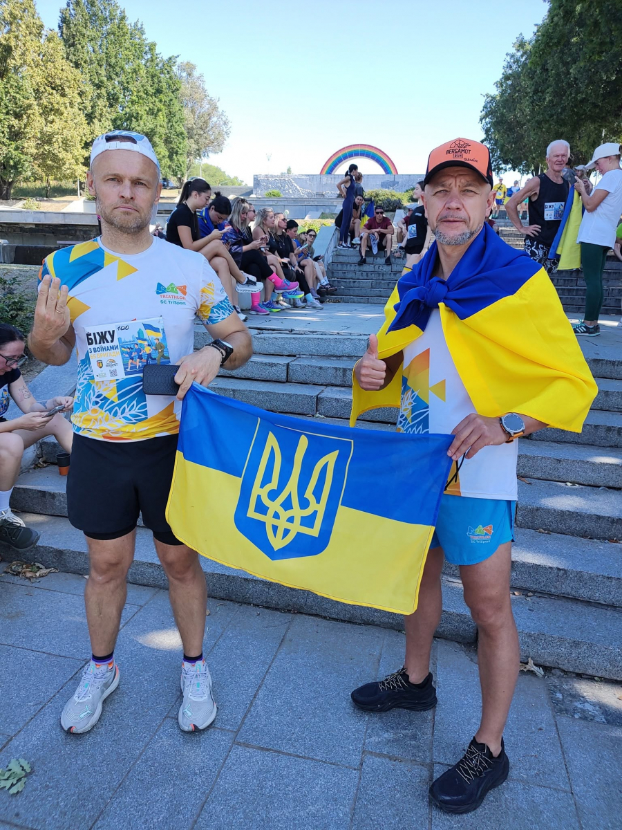 Об'єднані прапорами: у Запоріжжі влаштували святковий забіг на підтримку військових (фото, відео)
