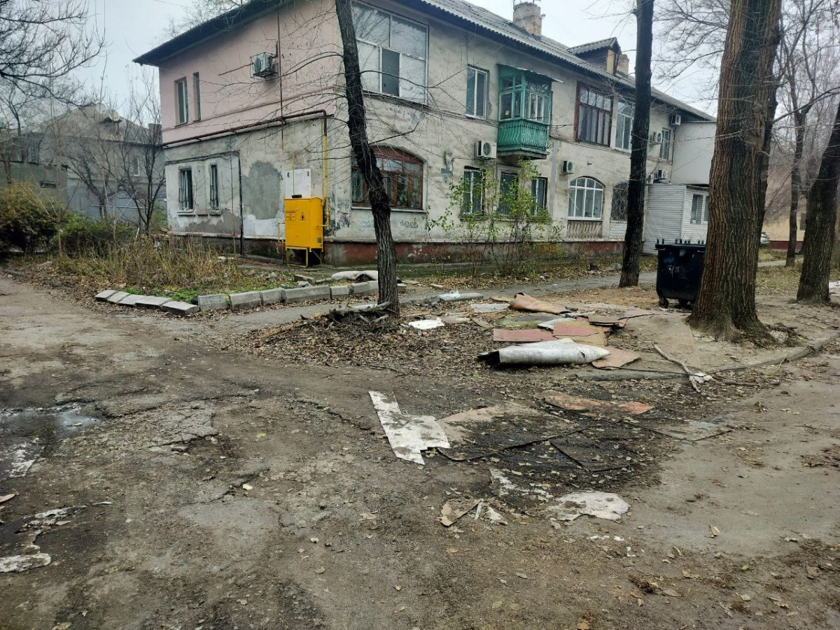 Завалила двір сміттям: у Запоріжжі мешканка багатоповерхівки викидала непотріб біля будинку - фото
