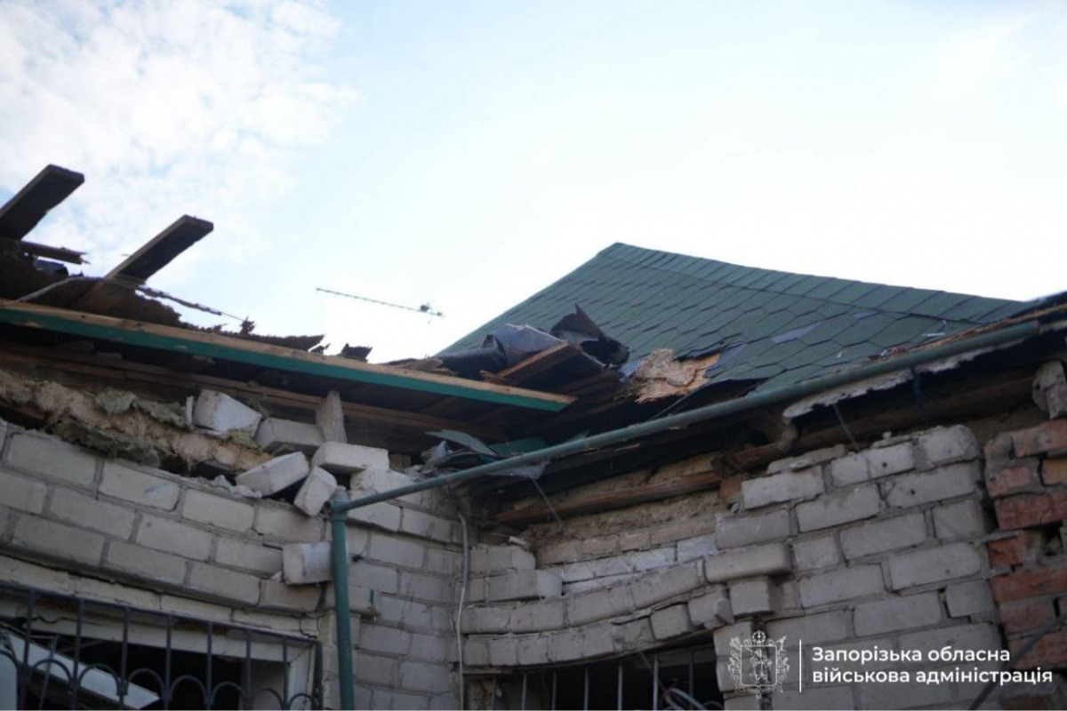 У Запоріжжі через атаку дронів постраждала жінка, пошкоджено СТО та приватні будинки (фото, відео)