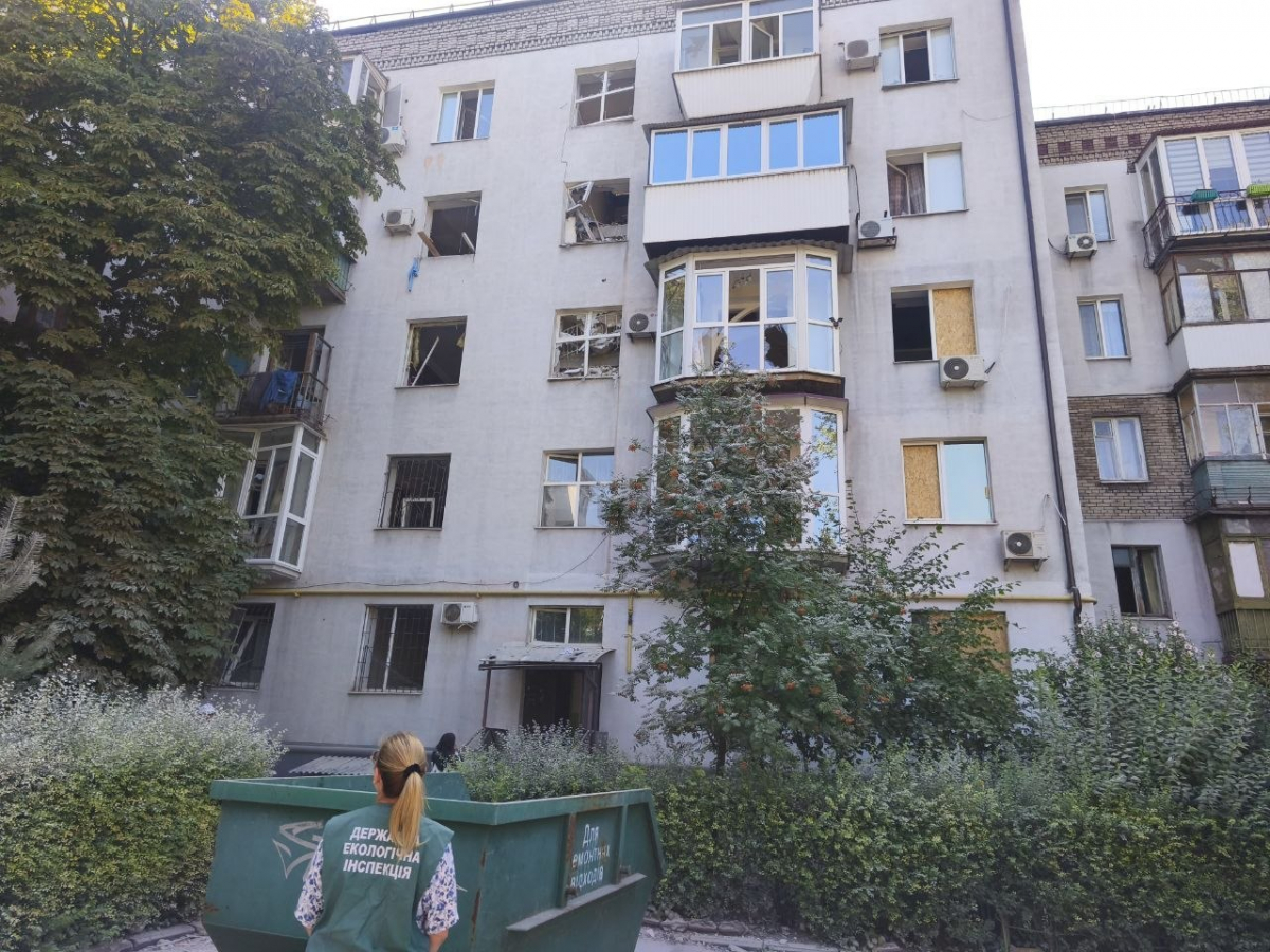 Понівечені бомбами будинки та земля: у двох районах Запоріжжя екологи обстежили місця прильотів (фото)