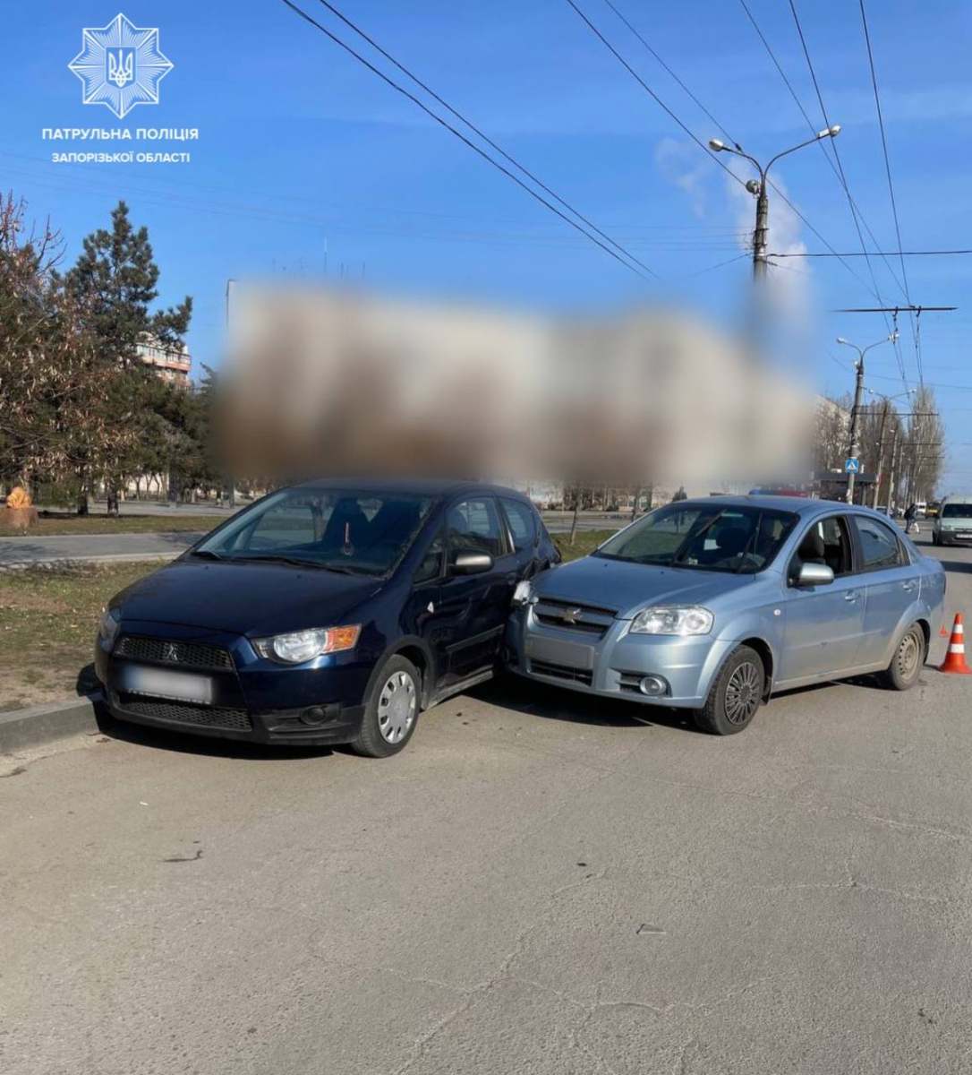 У Запоріжжі п'яний водій зніс припарковану автівку (фото)