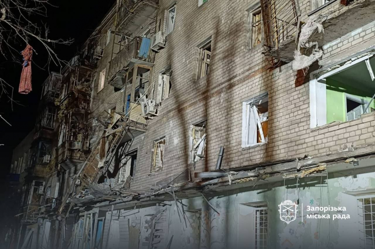 Друга атака за вечір: у Запоріжжі російський дрон пошкодив багатоповерхівку, є поранений (фото)
