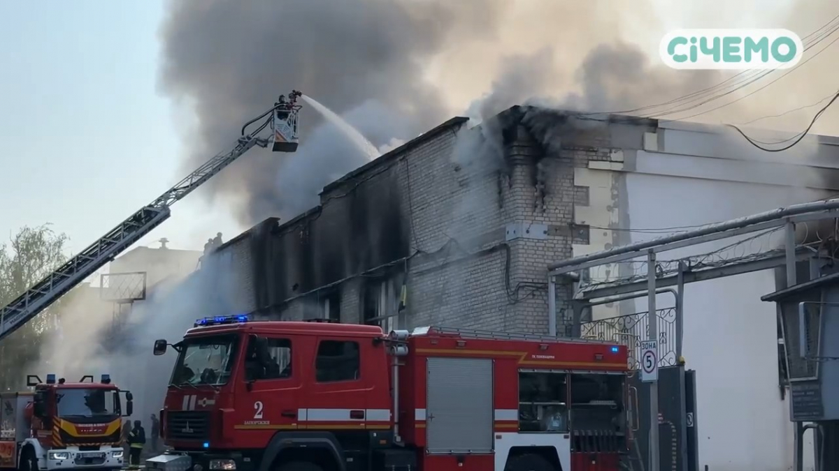 Вдарили тричі — у Запоріжжі згоріли сотні тонн допомоги через атаку дронів (фото, відео)