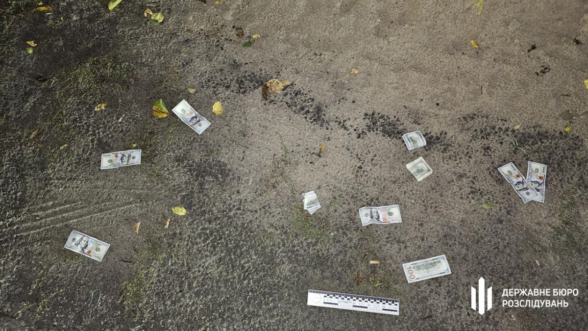 Вимагали хабар у ветерана — у Запоріжжі викрили двох посадовців ТЦК (фото)