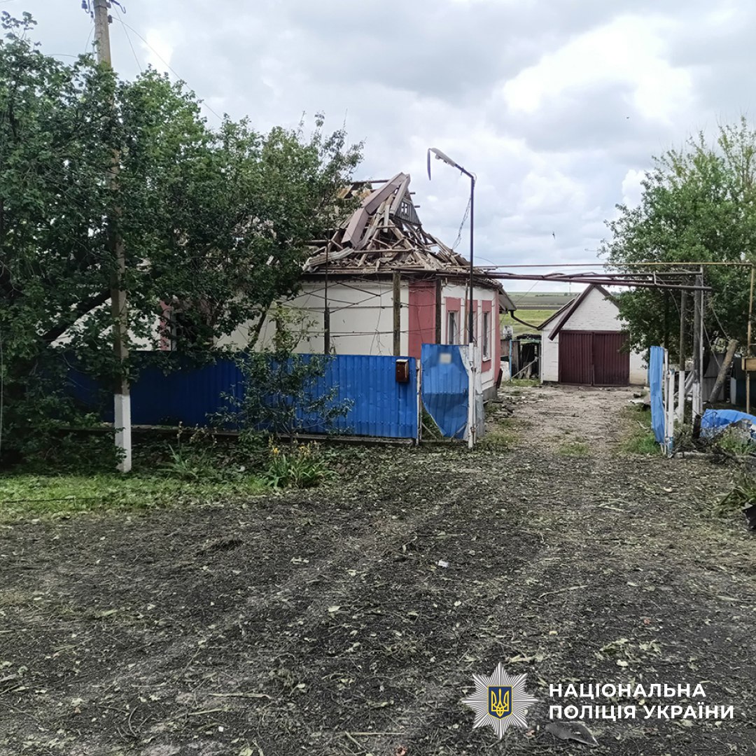 На Запоріжжі російські війська вдарили КАБами по селищу - постраждали чоловік та жінка (фото)