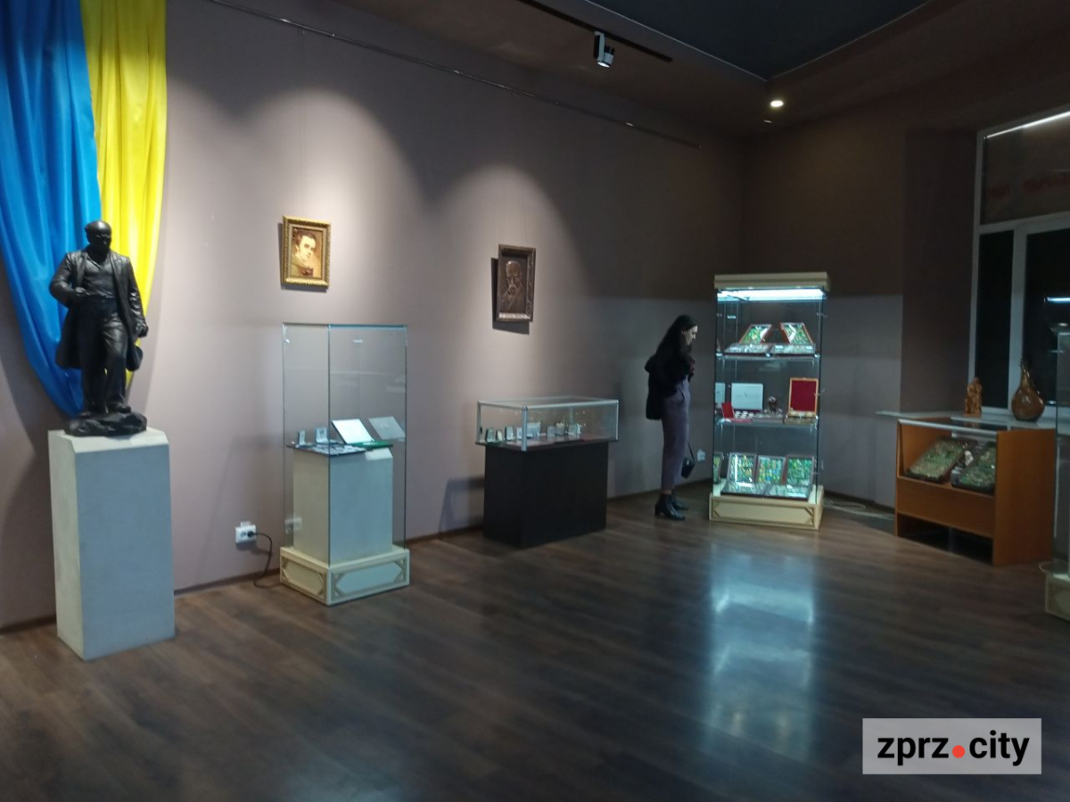 У Запоріжжі до ювілею Тараса Шевченка показали понад 3000 експонатів з приватної колекції - фото