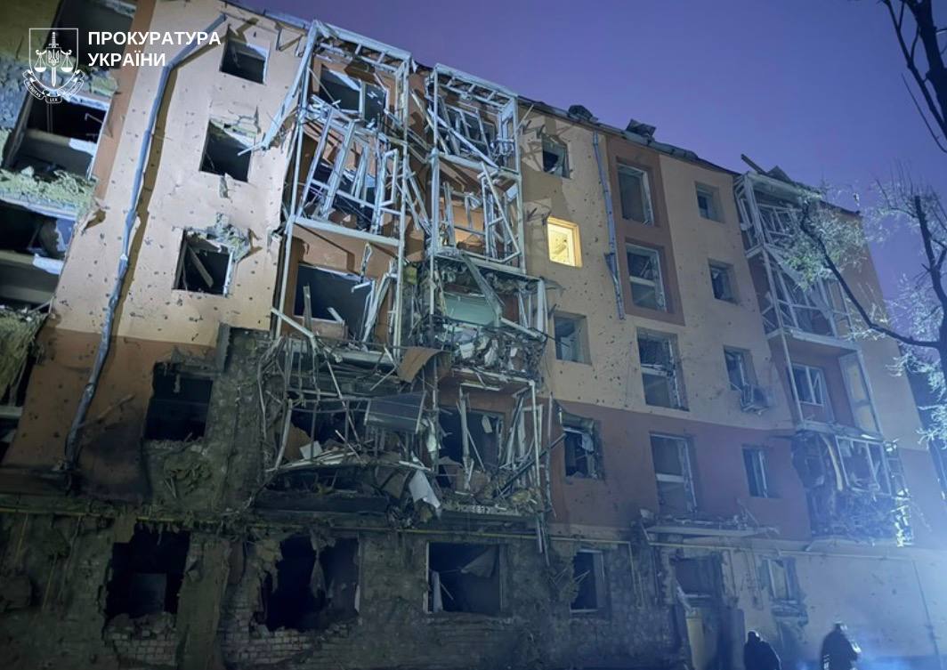 Будинок обстріляли вже вчетверте: у Запоріжжі внаслідок ракетного удару поранено п'ятьох, серед них дитина (фото, відео)