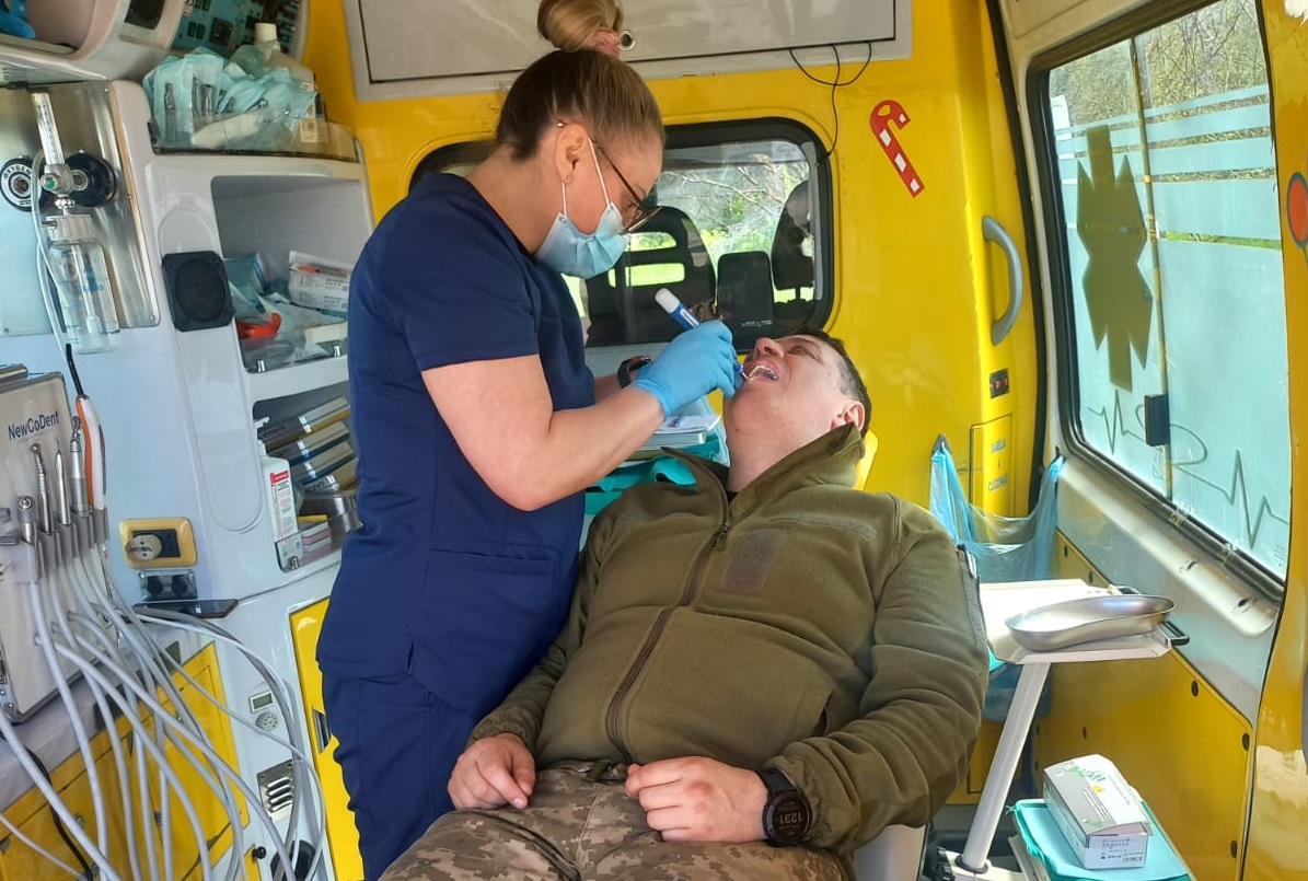 На передовій в Запорізькій області запрацювала виїзна стоматологія в мікроавтобусі - фото