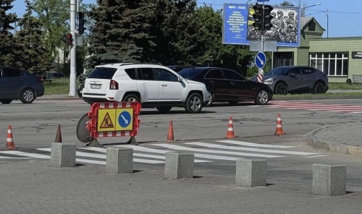 У центрі Запоріжжя дорожники оновлюють покриття на вулиці Незалежної України, через що частину проїзду тимчасово закрили