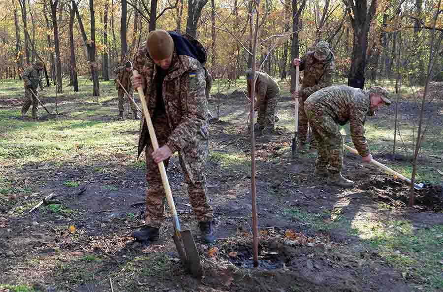 Примножили красу острова - військові та молодь висадили на Хортиці нові дерева (фото)