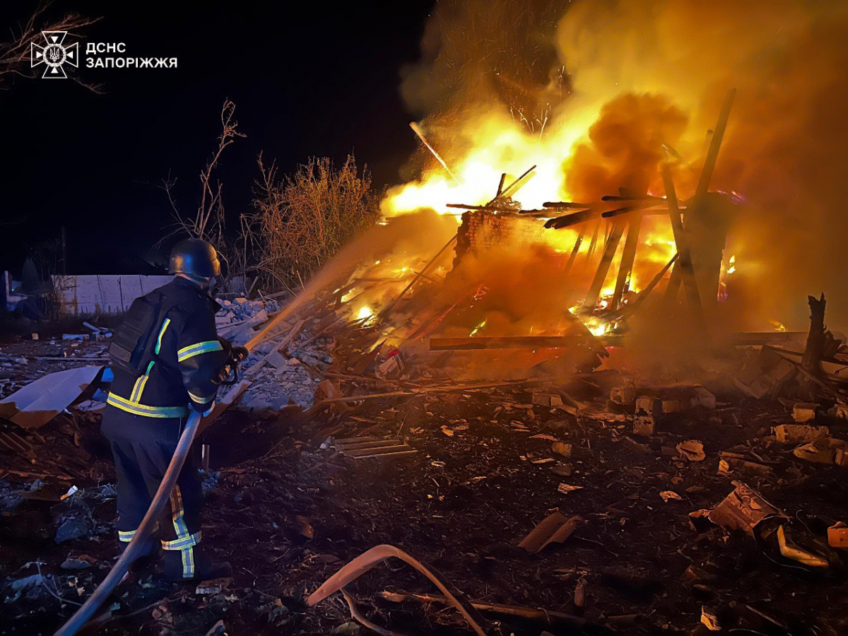Під час масованого удару по Запоріжжю загинув чоловік - все, що відомо про наслідки ворожого обстрілу (відео, фото)