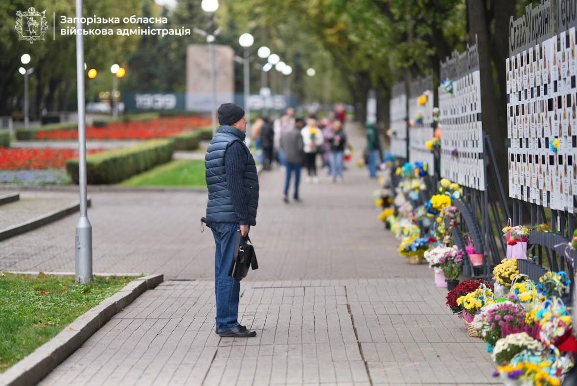 У Запоріжжі вшанували Героїв війни – Алея пам’яті поповнилася новими стендами (фото)