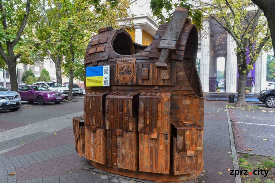 У центрі Запоріжжя з'явився воєнний артоб'єкт-фотозона - фото