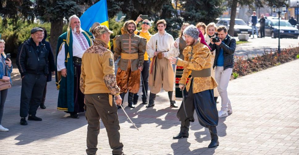 Найвідоміший козак Запоріжжя та театральні актори підготували сюрприз на весіллі військових