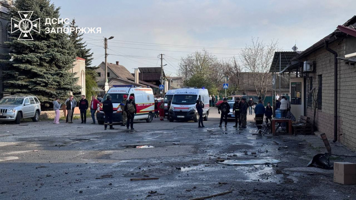 Авіабомба влучила поруч із церквою: у Запоріжжі внаслідок удару загинув чоловік, є поранені (фото, відео)