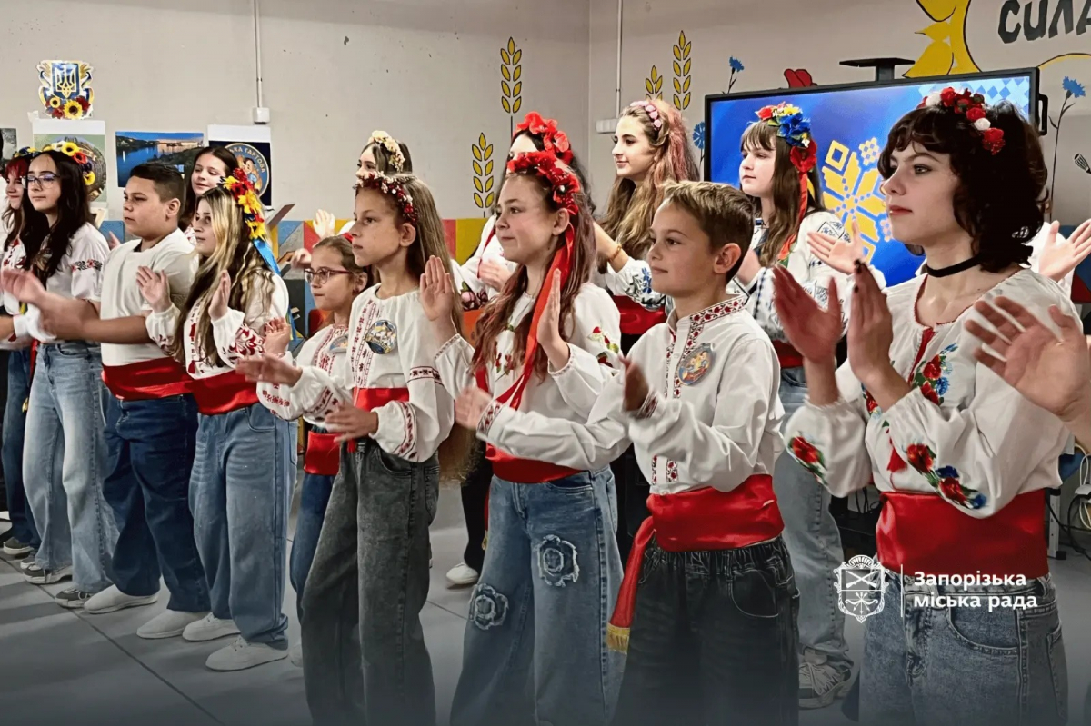 Батьки та діти перетворили стіну гімназії на символ козацької незламності: у Запоріжжі відкрили новий мурал (фото)