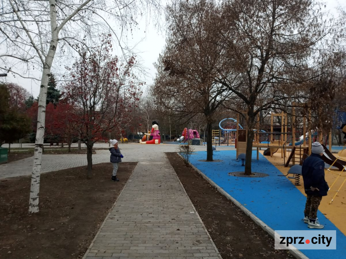 В одному із запорізьких скверів відкриють майданчик з фігурами фантастичних звірів - фоторепортаж