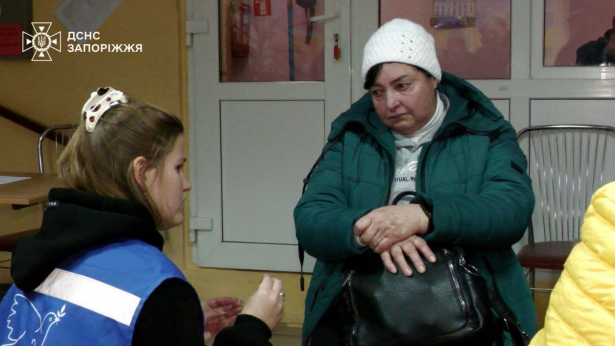 Вивезли з-під обстрілів ціле покоління - до Запоріжжя з прифронтової громади рятувальники евакуювали родину (фото, відео)