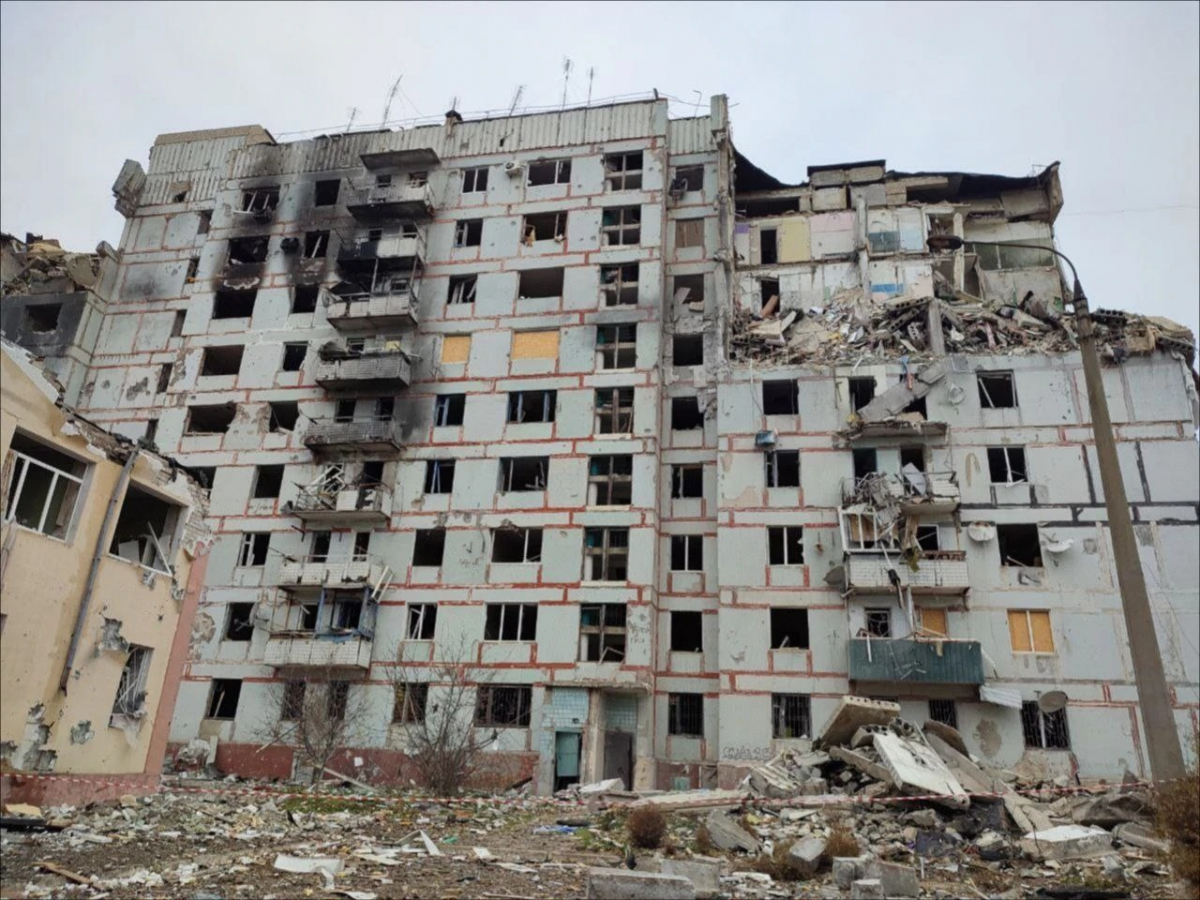 Зруйнована російськими обстрілами багатоповерхівка у Степногірську. Фото сайту "Відбудова"