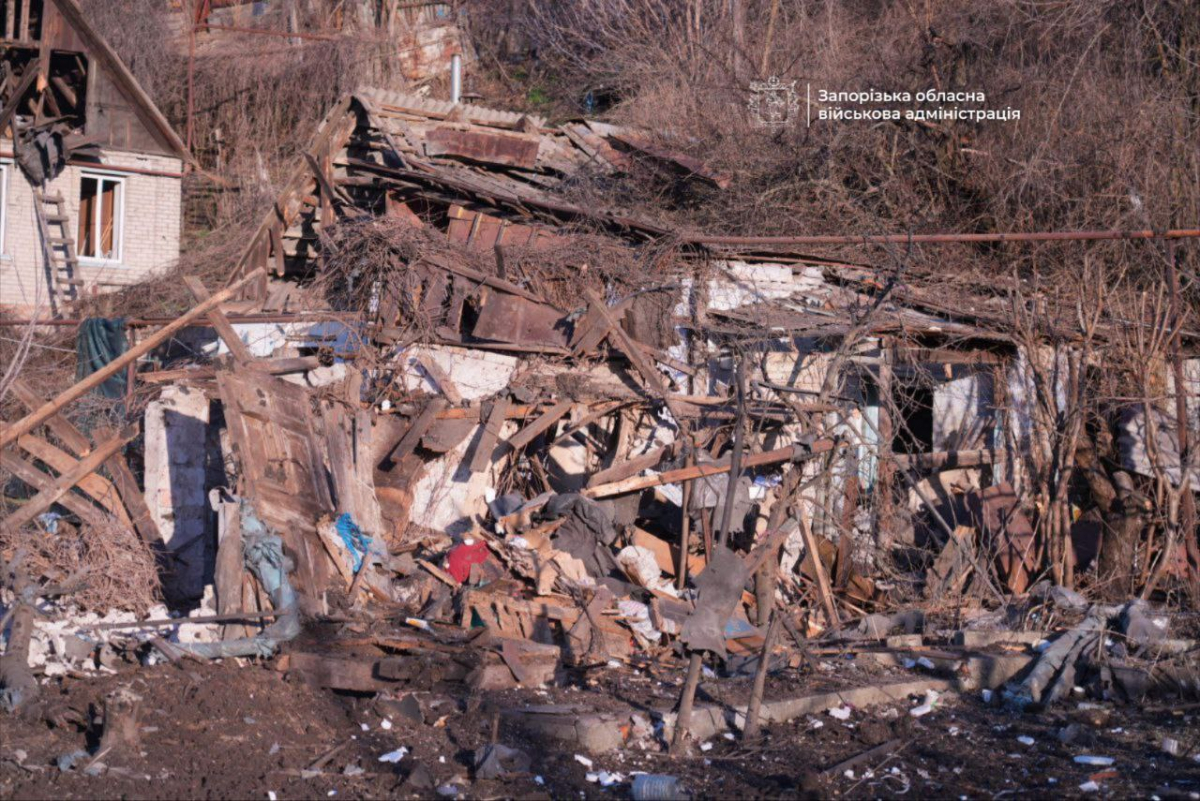 Ворог вдарив КАБами по Запоріжжю і Розумівці: поранені люди, розтрощені домівки та згорілі авто (фото, відео)