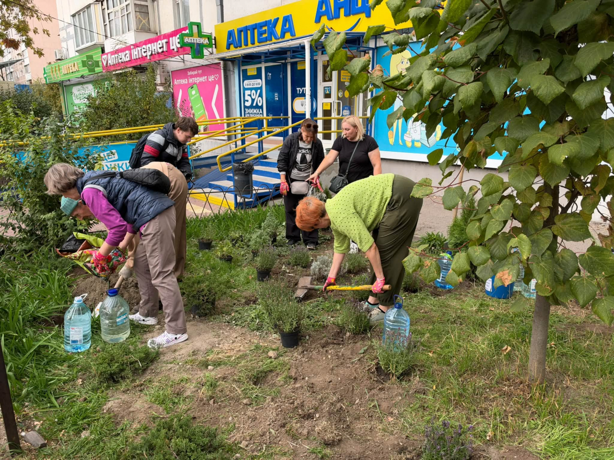 У Запоріжжі створили ароматерапевтичну клумбу та озеленили простір для ветеранів (фото)