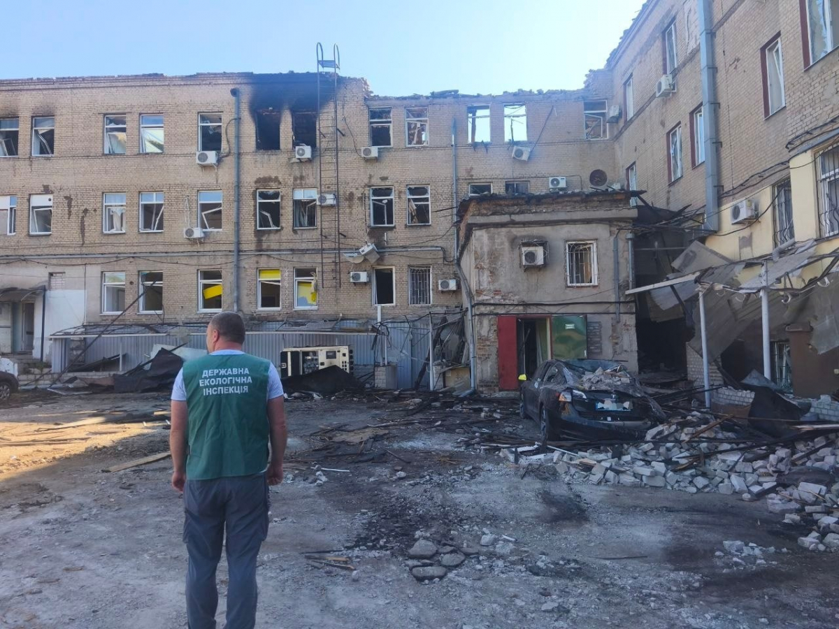 У Запоріжжі екологи обстежили місця влучань російських дронів після нічної атаки в ніч на 17 червня