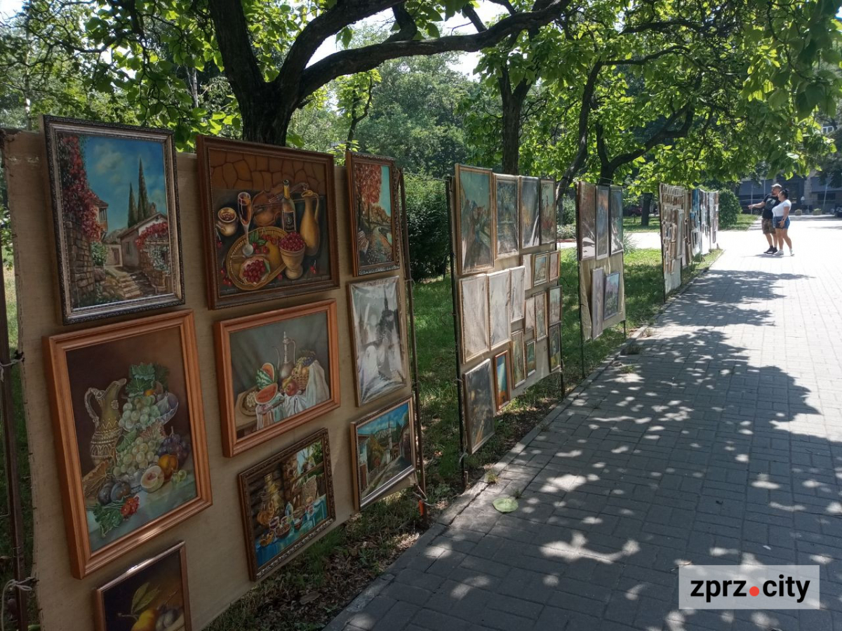 Релакс біля фонтану: як виглядає запорізький вернісаж в середині літа (фото)