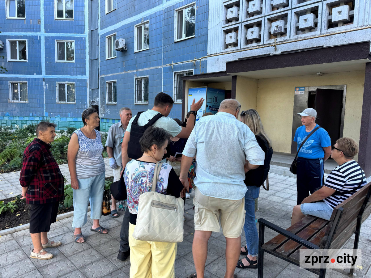 Повторний удар по Запоріжжю: поранено чоловіка, горить автостоянка (фото)