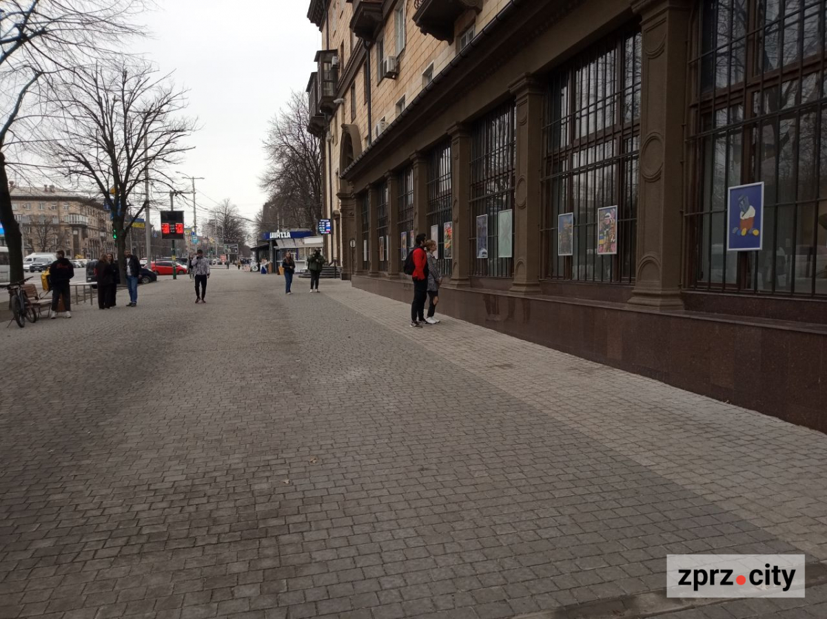 На вулицях Запоріжжя відкрили нову виставку плакатів воєнного часу - фото