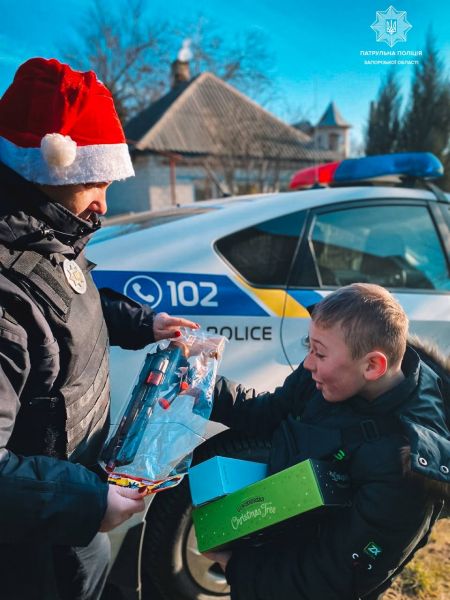 Запорізькі патрульні привітали з Різдвом дітей, які втратили рідних через війну