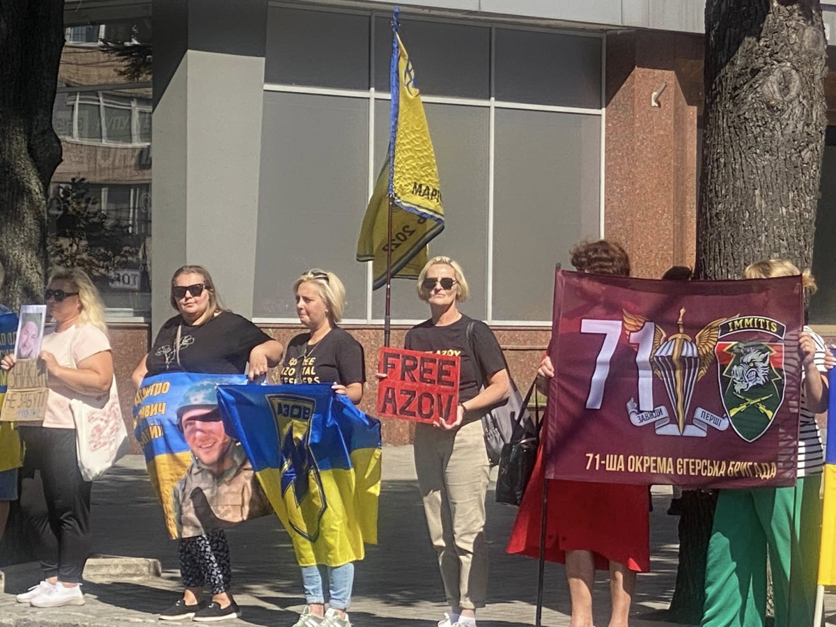 «Ми повинні за них боротися» -  у Запоріжжі пройшла акція на підтримку військовополонених (фото)
