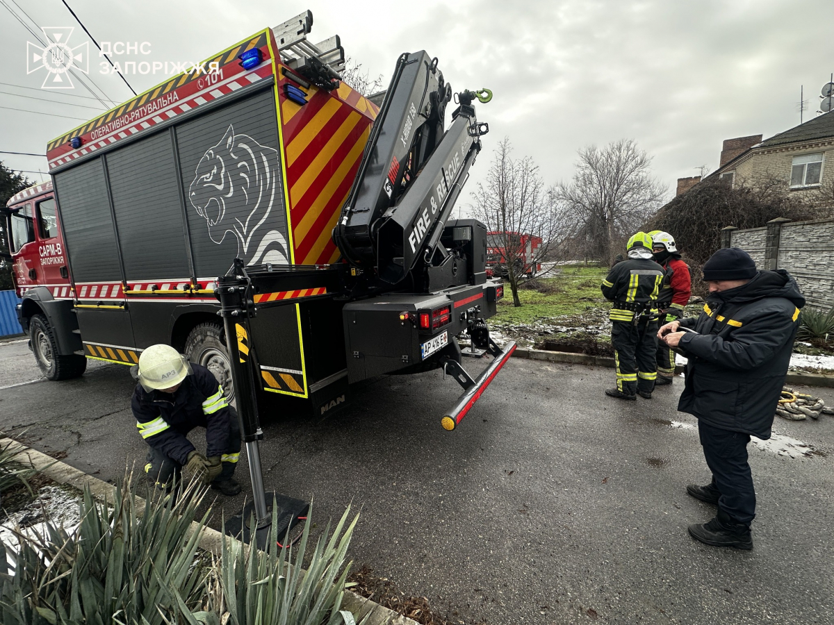 Рятувальники прийшли на допомогу: в Запоріжжі з колодязя витягли корову (фото, відео)