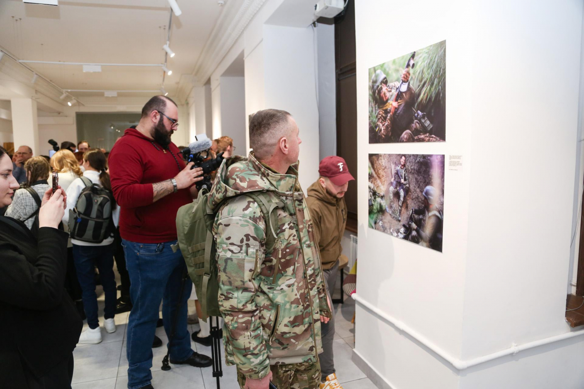 Відомий запорізький фотограф, який чудово знімає Хортицю, пішов у Нацгвардію і присвятив їй виставку