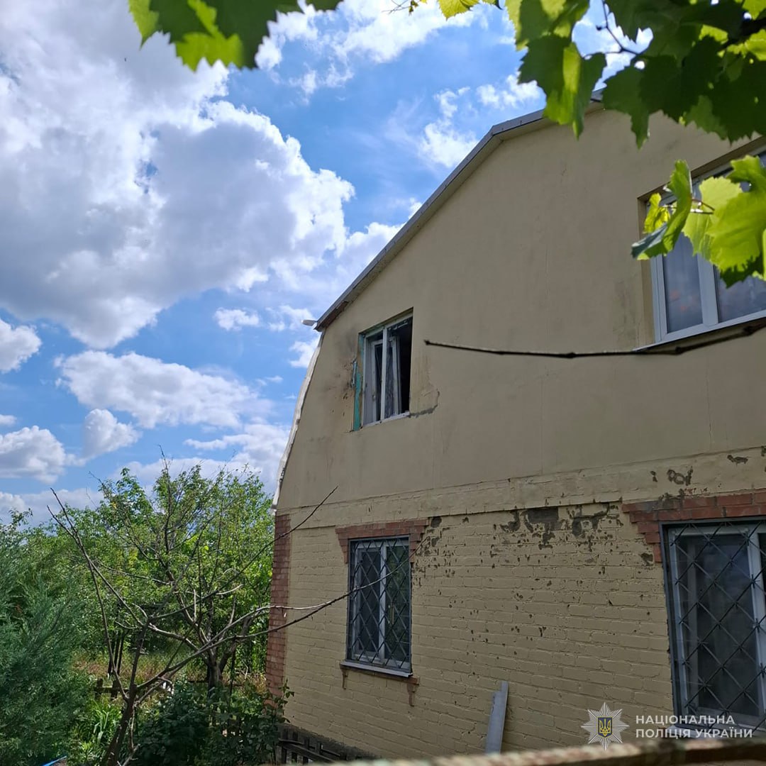 Поранення дістали двоє чоловіків - у Запорізькій області російський дрон-камікадзе влучив у автівку (фото)