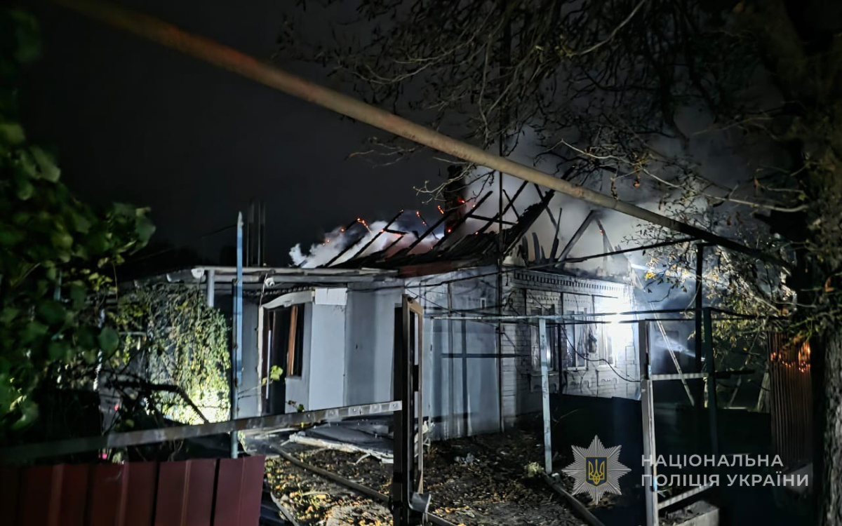 На Запоріжжі через обстріл загорівся приватний будинок: чи є постраждалі (фото)