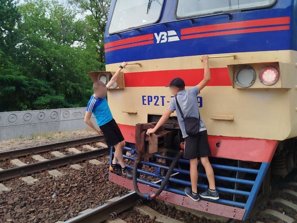 Зачепилися за потяг – у Запоріжжі поліція розшукала школярів-екстремалів (фото)