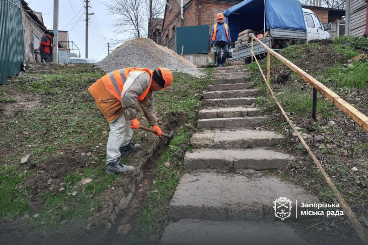Небезпечний спуск - у Запоріжжі після чисельних скарг відремонтували аварійні сходи (фото)