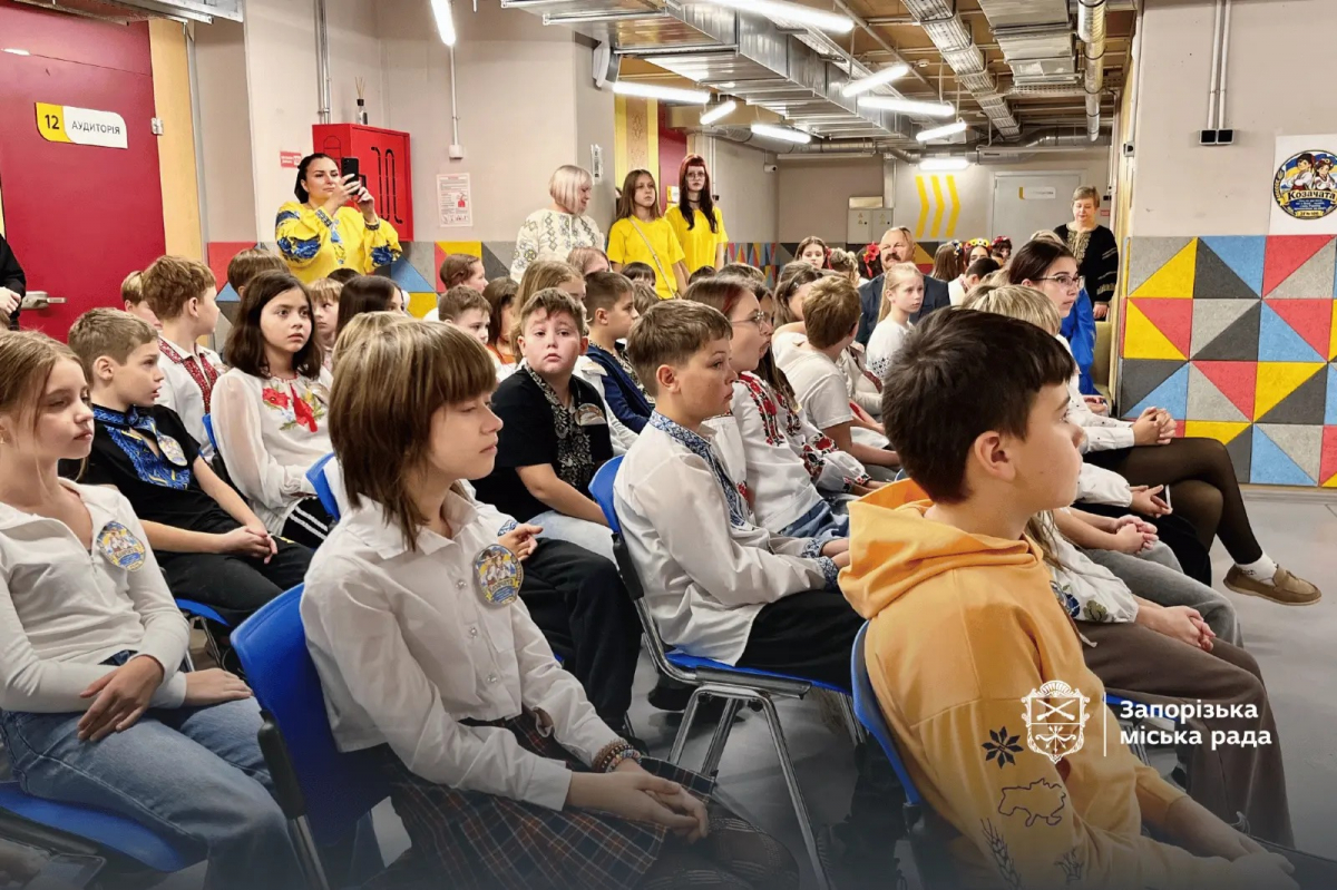 Батьки та діти перетворили стіну гімназії на символ козацької незламності: у Запоріжжі відкрили новий мурал (фото)