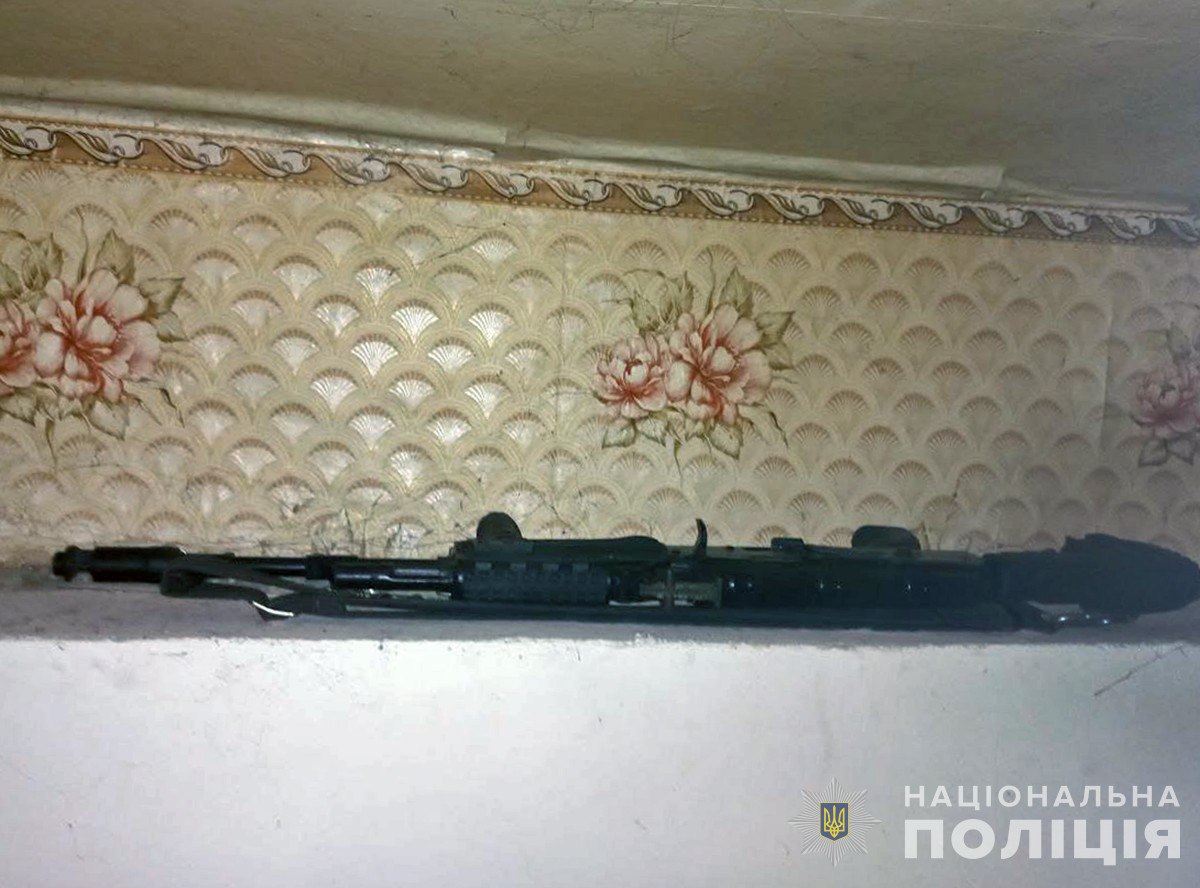 Зустрів гостя зі зброєю в руках - мешканець Запорізького району влаштував стрілянину на власному подвір'ї