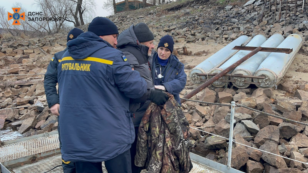 У Запоріжжі рятували чоловіка, що опинився посеред річки - фото