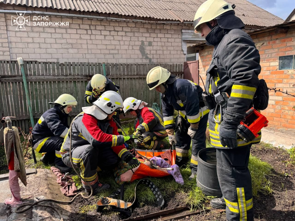 Не змогла вибратись - у Запоріжжі жінка впала в господарчу яму (фото, відео)