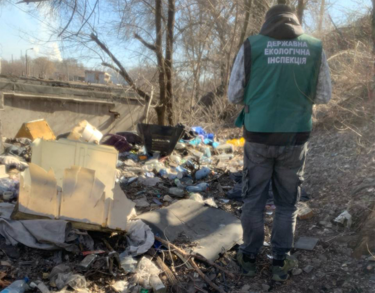 У Запоріжжі вздовж залізничної колії виявили сміттєзвалище, фото: Держекоінспекція Південного округу