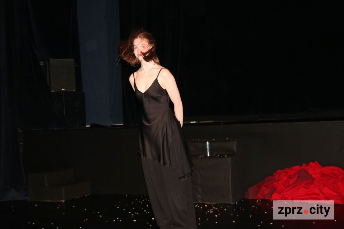 У Запоріжжі покажуть прем'єру, де героїня говоритиме мовою тіла і даруватиме глядачам прикраси 