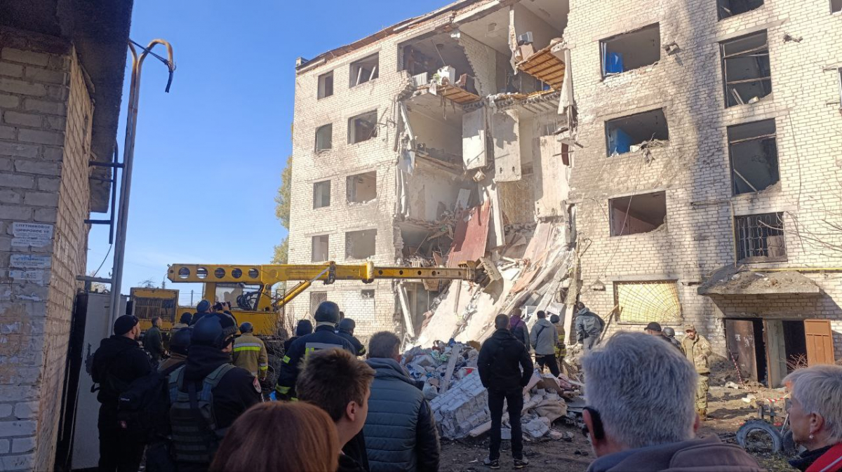 Прикрила сина собою і пролунав вибух - мешканці Запоріжжя розповіли про жахливу ніч під час обстрілу (фото, відео)