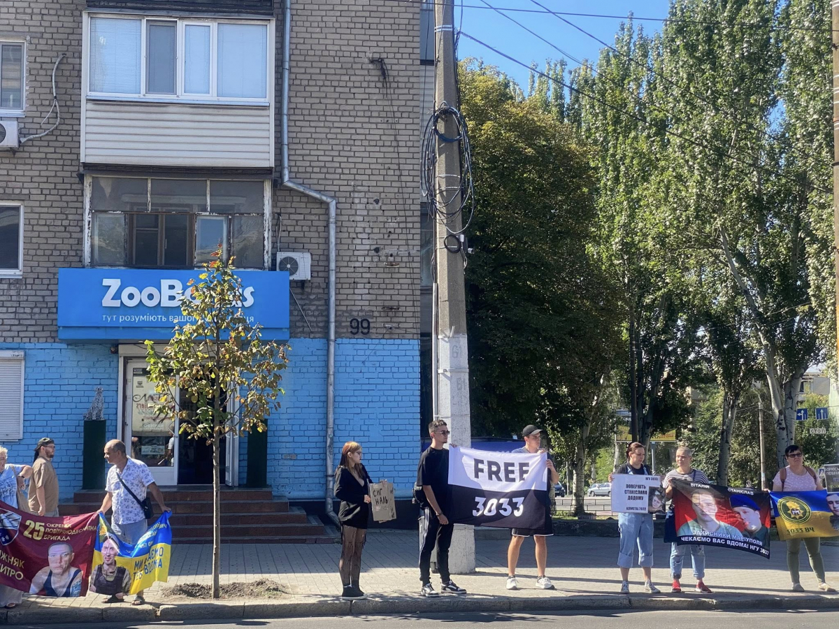 «Ми повинні за них боротися» -  у Запоріжжі пройшла акція на підтримку військовополонених (фото)