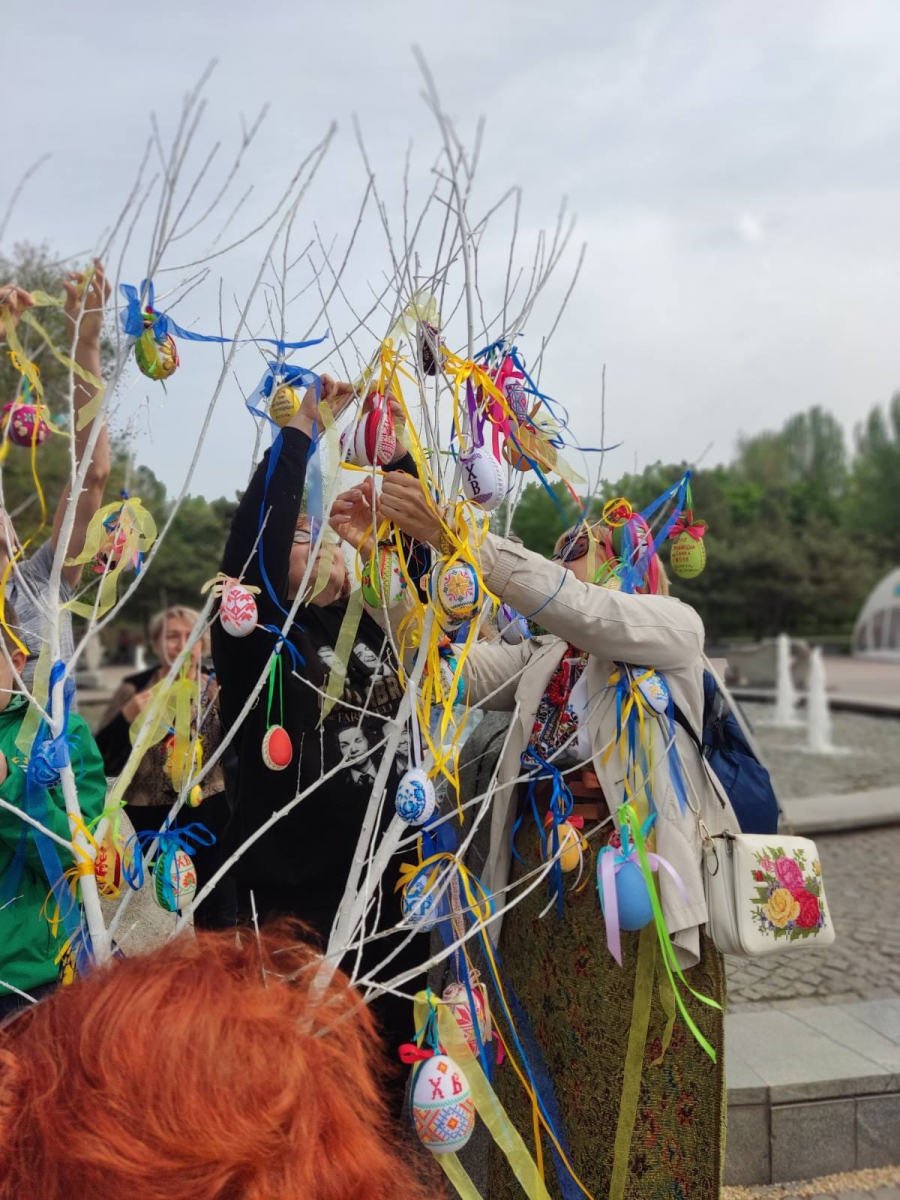 На площі в центрі Запоріжжя з'явилося великоднє дерево з вишиваними писанками (фото)