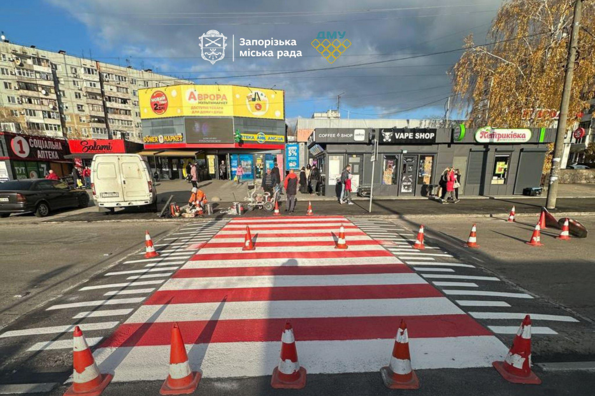 Підвищили безпеку — у Запоріжжі облаштували новий перехід поблизу із двома школами (відео)