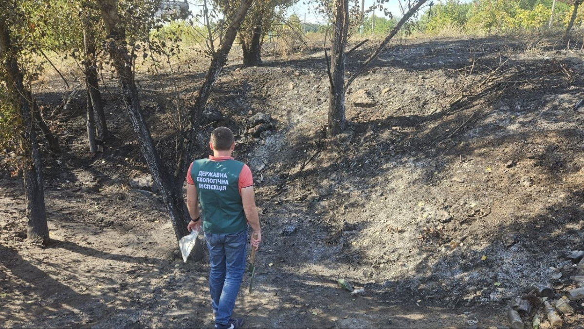 Вирви, згарища та уламки: екологи обстежили уражені обстрілами території Запоріжжя (фото)